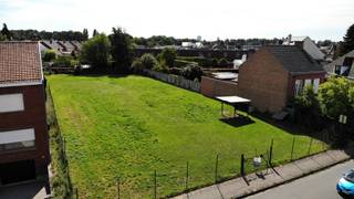 Deze projectgrond met een oppervlakte van 1833m² kan aangewend worden voor twee mogelijkheden.<br /><br />Hetzij 4 rijwoningen of 2 woningen aansluitend aan de wachtgevels, met een mogelijkheid voor een kleine loods achteraan.<br /><br />Volgende technische gegevens zijn van toepassing:<br />Bouwdiepte woningen:<br />Gelijkvloers: max. 15m<br />Verdiep: max. 12m<br />Max. 2 bouwlagen met een hellend dak (aansluiting zoeken bij de panden met wachtgevels)<br /><br /><br />Totale terreinbezetting (alle bebouwing + verharding samen) = max. 50%<br />De overige 50% moet met groen ingericht worden.<br /><br />Andere mogelijkheden zijn bespreekbaar met de dienst stedenbouw.