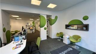 <strong>Gouden Driehoe</strong>k Brugge - <strong>OPBRENGSTEIGENDOM</strong> met een Handelsgelijkvloers en 2 Appartementen op een commerciele topligging in de <strong>Noordzandstraat</strong>, één van de belangrijkste winkelstraten in het centum van Brugge. Uitstekend gelegen vlakbij 't Zand, het Concertgebouw, het busstation, parking Zilverpand en parking 't Zand!<br />Ook vlakbij alle modaliteiten die de Brugse binnenstad te bieden heeft! De Noordzandstraat vormt samen met o.a. de Zuidzandstraat en de Wollestraat een van de drukste en meest centrale assen van het <strong>toeristische stadscentrum!</strong><br />+ Gouden Driehoek!<br />+ Momenteel 100% verhuurd!<br />+ Interessante vastgoedinvestering!<br />+ Uitstekende mobiscore 9,4 op 10! <br /><br />Handelsgelijkvloers met etalage, ruime commerciële ruimte, 2 afzonderlijke bureel- of consultatieruimtes, keuken en toilet. Reeds geruime tijd verhuurd aan gekend hoorcentrum! Bruikbare vloeroppervlakte 135 m²<br />Energielabel C!<br /><br />Het appartement op de 1e verdieping omvat een inkom, lichtrijke leefruimte, ingerichte keuken, 1 ruime slaapkamer, badkamer met ligbad en voorziening wasmachine, toilet en een ruim terras.<br />Bruikbare vloeroppervlakte 105 m²<br />Energielabel C! <br /><br />Het appartement op de 2e verdieping omvat een inkom, lichtrijke leefruimte, ingerichte keuken, 2 slaapkamers, badkamer met ligbad en een afzonderlijk toilet en toegang tot zolder. Energielabel E <br />Bruikbare vloeroppervlakte 88 m²<br /><br />Vastgoedinformatie in aanvraag.<br />#vastgoedinvestering #opbrengsteigendom #brugge<br /><br />Totale grondoppervlakte 147 m²