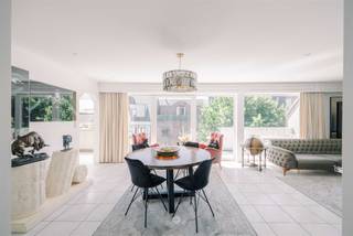 <p><span>DESTELBERGEN - Uitzonderlijk ruim duplexappartement met zonnig terras</span></p><p><span> </span></p><p><span>Gelegen aan de Dendermondesteenweg 527 in Destelbergen bevindt zich dit uitzonderlijk ruime en lichtrijke duplexappartement met een indrukwekkende bewoonbare oppervlakte van maar liefst 214 m². </span></p><p><span>Dankzij de centrale ligging bevinden scholen, winkels, openbaar vervoer en alle dagelijkse voorzieningen zich op wandelafstand, terwijl het nabijgelegen Damvalleimeer en het Reinaertpark zorgen voor een perfecte balans tussen vlotte bereikbaarheid en rustgevend groen. Bovendien is het appartement zeer energiezuinig met een EPC-label B en beschikt het over 12 zonnepanelen en een thuisbatterij met een capaciteit van 10kWh.</span></p><p><span> </span></p><p><span>Via de inkomhal bereikt u het appartement. Op de eerste verdieping bevinden zich een apart toilet, een ruime en lichtrijke leefruimte met aansluitende eetplaats en de keuken, voorzien van alle hedendaags comfort. Zowel vanuit de leefruimte als vanuit de keuken heeft u toegang tot het ruime, zuidgerichte terras met praktische terrasberging. Aansluitend aan de keuken bevindt zich een handige berging met aansluiting voor wasmachine. Verder vindt u op deze verdieping een badkamer met douche, en een eerste volwaardige slaapkamer, die momenteel is ingericht als dressing. </span></p><p><span> </span></p><p><span>Op de tweede verdieping bevinden zich nog drie volwaardige slaapkamers, waardoor het appartement in totaal over vier slaapkamers beschikt. </span></p><p><span> </span></p><p><span>Zowel de inkomhal als de nachthal zijn voorzien van ingemaakte kasten, wat zorgt voor extra opbergruimte. Bovendien bevindt zich op het gelijkvloers nog een afzonderlijke berging. </span></p><p><span> </span></p><p><span>Met zijn unieke woonoppervlakte, vier volwaardige slaapkamers, zuidgericht terras, energiezuinig EPC-label B en centrale ligging vormt dit duplexappartement een ideale woonst voor wie op zoek is naar ruimte en comfort. </span></p><p><span> </span></p><p><span>Belangrijk:<br />Richtprijs: € 445.000</span></p><p><span>EPC: 119 kWh/m² jaar</span><span> </span><span> (B)</span></p><p><span> </span></p><p><span>Contacteer Axel Lenaerts makelaars voor meer informatie of een bezoek: <span>destelbergen@axellenaerts.be</span></span><span> of 09/219.08.77</span></p><p><span> </span></p>