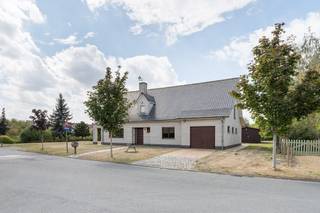 Deze te renoveren villa, gebouwd in 1986, is rustig gelegen in de residentiële en groene wijk Ten Bosse te Deinze, op een mooi perceel van 1.039 m². De woning beschikt over een solide constructie en vormt daarmee een uitstekende basis voor een grondige renovatie naar eigen smaak en hedendaagse woonnormen.<br />De indeling omvat een ruime inkomhal, aangename leefruimte, een ingerichte keuken, 2 slaapkamers, een badkamer, een berging/wasplaats en een garage.Een bijkomende troef is de ruime zolderverdieping, die heel wat mogelijkheden biedt voor het creëren van 2 à 3 extra slaapkamers, een bureau, hobbyruimte of andere polyvalente ruimtes.<br />Een eigendom met veel potentieel, een ruim perceel en een rustige residentiële ligging.<br />Belangrijk: de vermelde prijs is een instelprijs.<br />Als bijkomende troef bestaat de mogelijkheid tot aankoop van het aanpalende perceel bouwgrond, wat extra mogelijkheden biedt voor uitbreiding of ontwikkeling.<br />Voor deze eigendom werken we met vooraf ingeplande bezoekmomenten, gevolgd door een biedingsprocedure met een vastgelegde deadline. Voor bijkomende informatie met betrekking tot de bezoekmomenten, aarzel niet om contact op te nemen.