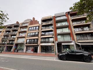 Situé du côté ensoleillé de l’avenue Lippens, à distance de marche de la mer et de la plage, nous vous proposons à la vente cet appartement économe en énergie au troisième étage. Implanté au cœur vibrant de Knokke, il offre tout le confort de vie avec de nombreux commerces, restaurants et services à portée de main.<br /><br />Disposition :<br />hall d’entrée avec toilette, séjour avec terrasse, cuisine équipée, débarras, salle de bains avec douche à l’italienne, 2 chambres, seconde terrasse à l’arrière.<br /><br />Cave privative.<br /><br />Découvrez la vidéo sur www.avantimmo.be<br /><br />Visites ? Sur rendez-vous avec Avantimmo au numéro 050 62 50 55