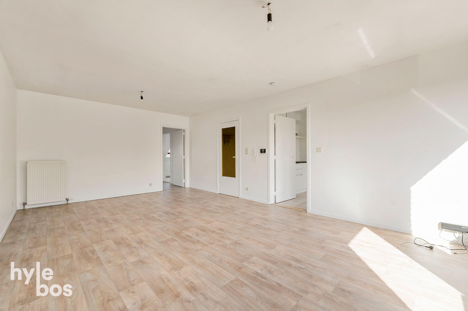 Centrally located move-in ready apartment with garage - photo 5