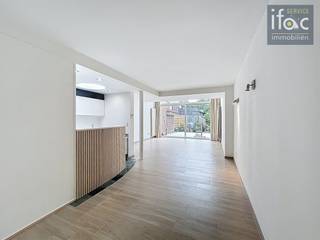 Leuke opgefriste rijwoning, met tuin en polyvalente ruimte in de winkelstraat van Tervuren. Gelijkvloerse verdieping: inkomhal met apart toilet,...