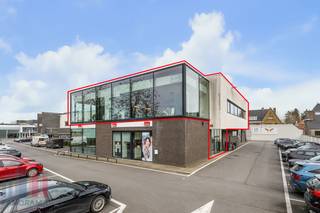 Instapklare kantoorruimte van 640 m² met 10 privatieve parkeerplaatsen te koop op toplocatie langs de Gistelse Steenweg in Sint-Andries. Op de eerste...
