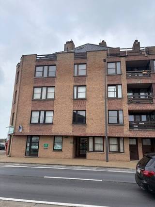 Dit ruim appartement is gelegen op de Nieuwpoortsesteenweg en biedt u vlotte toegang tot het strand alsook tot het centrum van Oostende. Als...