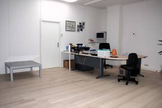 Magazijn 110 m² met burelen 90 m².
Huidige indeling: Ontvangstruimte, 2 zeer grote burelen, kitchenette, apart toilet, magazijn in 2 delen (tussenwand kan verwijderd worden), kleine tuin.
Zeer veel mogelijkheden!
Voor afspraak 0475/62.74.00