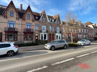 Fantastisch gelegen herenwoning op korte afstand van het centrum van Brugge met indeling als volgt ;De woning komt u binnen via een authentieke...