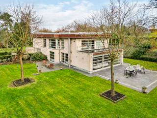 Onbeschrijfelijk hoe mooi deze parel is en op wat voor een locatie hij zich bevindt, je moet het zelf gezien hebben! Niet aarzelen, boek snel je afspraak in met Nils! <br />Deze parel ligt in een doodlopende straat op een A plus locatie te Dilbeek, met maar liefst 330m² bewoonbare oppervlakte op een grond van 4017m² en dit volledig afgesloten en in een groene omgeving. <br /><br />De woning heeft een volledige verbouwing gehad in 1999, nadien hebben er alsnog energetische werken plaatsgevonden waardoor er een EPC C (bijna een B) behaald is geweest. <br /><br />De architect die de verbouwing heeft uitgetekend heeft prachtig werk geleverd en alles enorm logisch ingedeeld. Te beginnen met de inkomhal en apart toilet, 2 bergruimtes, een enorm ruime bureau, de volledig uitgeruste keuken en een leefruimte van 72m² met een adembenemend zicht op de tuin en het groen!<br /><br />Op de eerste verdieping is er een enorme nachthal, 4 ruime slaapkamers (23m² - 16,50m² - 12m² - 18,50m²) waarvan 1 met een enorm terras, een dressing, 2 badkamers en apart toilet. <br /><br />De woning straalt echt een oase van rust uit, dit door zijn logische indeling, aangename ruimtes en enorm veel lichtinval via de grote raampartijen!<br /><br />Momenteel is de woning verhuurd.<br /><br />Graag een bezoek gewenst? <br /><br />Contacteer Nils via 0497/248.251 OF via dilbeek@weinvest.be