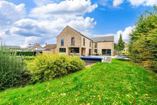 The real estate agency We Invest is delighted to present this spacious 5-bedroom house, offering 290 m² of living space (400 m² in total)!Layout: *...