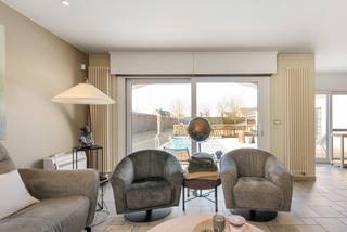 Gelegen aan de Steenweg op Deinze 180 in Lotenhulle bevindt deze alleenstaande woning zich op een uiterst vlot bereikbare locatie, dichtbij...