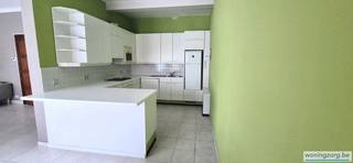 Lichtrijk appartement met 2 slaapkamers en terras vlakbij het station.<br />Ben je op zoek naar een appartement met 2 slaapkamers en terras en fietsenberging vlakbij het station? Dan is dit exact wat je zoekt! Veel ramen voor veel lichtinval en uitstekend gelegen vlakbij het treinstation en het centrum van Mechelen.<br /><br />Dit ruim appartement is gelegen op de eerste verdieping:<br />via de trap kom je in de inkomhal met afzonderlijk toilet, living (35m2) en volledig ingerichte keuken (halfopen), terras, 2 slaapkamers (4 x 4,12) (3,70 x 3,30), badkamer met ligbad.<br /><br />Lichtrijk 2-slaapkamerappartement met terras en fietsenberging. Afzonderlijke verwarming. <br />Waarborg 3 maand via Korfine (zie www.Korfine.be). Gemeenschappelijke kosten 50 €/m (poets en elektriciteit gemeenschappelijke delen + € 15 per persoon per maand voor water + 75 € jaarlijks voor legen septische put. <br /><br />Te huren vanaf 01/08/2026. <br /><br />Aarzel niet en plan vandaag uw bezoek nog in door te reageren op dit zoekertje.