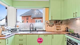 Gezinswoning met authentieke elementen in centrum Lanaken!<br /><br />Deze woning is gelegen aan de Wijngaardstraat in Lanaken, vlakbij het centrum, op een perceel van maar liefst 1096 m². Zowel het centrum van Lanaken, scholen, buurtwinkels en openbaar vervoer liggen op wandelafstand. Op slechts 10 autominuten ben je in het bruisende centrum van Maastricht. <br /><br />Er is circa 165 m² woonoppervlakte ingedeeld als volgt:<br /><br />Via de inkomhal heb je toegang tot de leefruimte met open keuken. De gezellige zithoek bevindt zich vooraan in de woning en is uitgerust met airconditioning. De open keuken is voorzien van alle comfort en is ingericht met inbouwapparatuur.<br /><br />Achter de keuken is er een handige bijkeuken met aansluiting voor de wasmachine. Van hieruit heb je toegang tot de badkamer die is uitgerust met een bad-douchecombinatie, toilet en dubbele wasbak. Tot slot bereik je vanuit de bijkeuken de veranda die uitgeeft op de tuin. <br /><br />Op de eerste etage geeft de nachthal uit op drie slaapkamers en een ruim toilet. Een van de slaapkamers is momenteel ingericht als dressing.<br /><br />De zolderverdieping is bereikbaar via een vaste trap en biedt tot tal van mogelijkheden voor woonuitbreiding.<br /><br />Op kelderniveau is er een praktische opbergkelder.<br /><br />Extra troeven:<br /><br />- Drie ruime slaapkamers<br />- Perceel van 1096 m²<br />- Op slechts een kwartiertje van Maastricht<br />- Geen renovatieverplichting<br />- Behoud van authentieke elementen <br /><br />Benieuwd naar deze woning? Laat het ons weten via 089 390 990 of info@immofair.be!