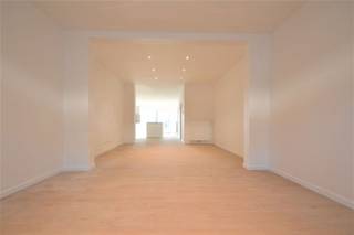 Moderne compleet gerenoveerde ruime instapklare woning met tuin Gelegen vlakbij het ziekenhuis, kortbij het centrum en diverse verbindingswegen...