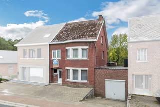 Voor meer info of een bezoek, bel 054 59 49 33 - Op een gunstige ligging in Zandbergen bevindt zich deze te renoveren woning. In de nabije...