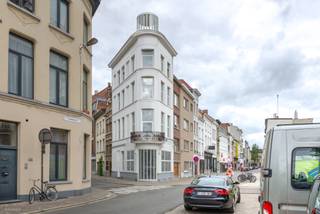 Iconisch hoekgebouw op het Vleminckveld, één van de absolute toplocaties in het historisch centrum van Antwerpen. Op wandelafstand van de Grote...