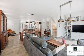 <p>Achter een charmevolle en typische gevel vindt u deze verrassend ruime en instapklare woning in Brugge centrum, goed verscholen vlakbij de Vesten. U geniet bij deze woning in de binnenstad van innemende rust terwijl u een heel vlotte verbinding heeft naar de ring (mobiscore 9,1/10). De samenstelling van de woning maakt dat deze nog tal van mogelijkheden biedt. <br /><br />Samenstelling: Inkomhal met vestiaire en gastentoilet. Grote leefruimte met verrassend hoog plafond en veel lichtinval. Deze leefruimte omvat het salon, de eetplaats en de uitermate functionele open keuken met eiland. Aan de leefruimte ligt een gezellig stadsterras met zon na de middag. Op het verdiep is er ruime overloop/nachthal voorzien, een eerste slaapkamer met douchekamer en een tweede slaapkamer (masterbedroom) met dressing en aansluitende luxueuze badkamer. Op het dak werd nog een bijkomend zeer zonnig terras ingericht.<br />De kelder bestaat uit verschillende ruimtes waaronder 2 bergingen, een grote bureau die ook als tweede living kan dienen, een technisch lokaal, ...<br />Een staanplaats aan de voordeur en de afgesloten fietsenberging zijn inbegrepen in de prijs.<br /><br />Bijkomende troeven: EPC A (81 kWh), 5 zonnepanelen en een regenwaterput van 10.000 l. De grootste kamer kan eenvoudig opgesplitst worden in 2 delen.<br /><br />Neem zeker contact op met al uw vragen of om uw persoonlijke afspraak (7/7) vast te leggen: 0478 93 72 00 of maxime@maelsteen.be</p>
