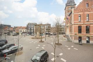 Ruim appartement (88m²+20m²) op eerste verdieping met ruime veranda en veel lichtinval, gelegen in het centrum van Brasschaat. AAA-locatie met...