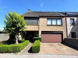 Halfopen bebouwing met praktijkruimte, tuin en tal van mogelijkheden<br /><br />In een rustige straat vlakbij het centrum van Zulte en op een boogscheut van Waregem, centraal tussen Gent en Kortrijk, vinden we deze verzorgde halfopen bebouwing met tal van mogelijkheden. Dankzij de twee aparte ingangen is dit pand perfect geschikt voor wie wonen en werken wil combineren of op zoek is naar ruimte voor een vrij beroep, kantoor of praktijk.<br /><br />Het gelijkvloers is op vandaag volledig ingericht voor professioneel gebruik. Naast de ruime inpandige garage, waar twee wagens kunnen staan, is er een inkom met wachtruimte, een apart toilet, meerdere afzonderlijke praktijk- of bureauruimtes, een douchekamer en een achterdeur die toegang geeft tot de tuin. De huidige indeling is functioneel, maar ook eenvoudig aanpasbaar aan andere invullingen.<br /><br />Via een aparte ingang kom je via de trap op de eerste verdieping, die ingericht is als woonruimte. Hier bevinden zich een ruime en lichtrijke leefruimte met grote raampartijen en een prachtig zicht op de tuin, een aansluitend balkon, een uitgeruste keuken met een praktische berging, een apart toilet, een eerste slaapkamer en een badkamer met ligbad.<br /><br />Op de tweede verdieping zijn er nog twee volwaardige slaapkamers, een tweede badkamer met douche en toilet, en een extra bergruimte die vandaag onder andere dienstdoet als sauna.<br /><br />Achteraan de woning ligt een prachtige, groene tuin waar je volledig tot rust komt. Voor de woning zijn meerdere parkeerplaatsen voorzien en ook in de straat is er steeds voldoende parkeergelegenheid.<br /><br />Troeven van deze woning:<br /><br />• Automatische garagepoort<br />• 26 zonnepanelen (totaal 6370 Wp) met groenestroomcertificaten<br />• Aansluiting op stadswater en regenwater (10.000 liter)<br />• Elektrische zonnewering en zonneluifel<br />• Gezellige houthaard<br />• Parlofoon<br />• Kruipzolder<br /><br />Deze woning biedt een zeldzame combinatie van ruimte, comfort, bereikbaarheid en potentieel. Ideaal voor wie op zoek is naar een plek om te wonen en werken, met veel natuurlijke lichtinval en een aangename tuin.<br /><br />Maak een afspraak en ontdek de mogelijkheden van dit veelzijdige pand.<br />Richtprijs: €465.000