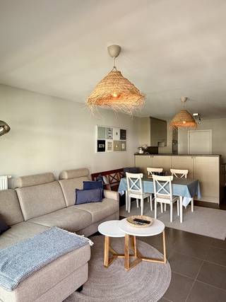 Prachtig en topgelegen appartement met 2 slpk
Dit gezellig en energiezuinige (EPC-label A) appartement ligt in het hart van de bruisende winkelstraat van Nieuwpoort. Winkels, restaurants en terrasjes liggen letterlijk voor de deur, het openbaar vervoer is op wandelafstand en in enkele minuten staat u op de zeedijk met de voeten in het zand.
Het appartement maakt deel uit van een charmante, goed beheerde residentie en verrast met een lichtrijke leefruimte en twee aangename terrassen waar u in alle rust van de zon geniet.
Indeling:
• Inkomhal met apart toilet
• Ruime, lichtrijke leefruimte met groot schuifraam naar het zuidwest georiënteerd terras
• Open, volledig geïnstalleerde keuken
• Berging met aansluiting voor wasmachine
• Twee volwaardige slaapkamers, beide met toegang tot het rustige terras aan de achterzijde
• Ruime badkamer met dubbel lavabomeubel en baddouche
Troeven op een rij:
• EPC-label A: uitzonderlijk zuinig, dus lage energiekosten en klaar voor de toekomst
• Twee terrassen, waarvan één zonnig zuidwest
• De meubels kunnen desgewenst worden overgenomen
• Mogelijkheid om een garage in de residentie bij aan te kopen (€ 75.000)
Of u nu op zoek bent naar een vaste woonst, een tweede verblijf aan zee of een verhuurvriendelijke investering met stabiel rendement: dit appartement heeft alles in huis.