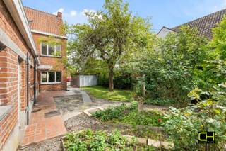 <strong>Te renoveren woning met tal van mogelijkheden in rustige, groene omgeving te Landegem</strong><br /><br />In de rustige en groene Dennendreef te Landegem bevindt zich deze charmante woning met een bewoonbare oppervlakte van 132 m², gelegen op een perceel van 280 m². Deze eigendom biedt een uitstekende basis voor wie op zoek is naar een renovatieproject met veel potentieel en mogelijkheden om volledig naar eigen smaak in te richten.<br /><br />Bij het binnenkomen betreedt u de inkomhal met praktische bergruimte onder de trap. De lichtrijke woonkamer zorgt voor een aangename leefruimte, aansluitend bevindt zich de keuken. Verder beschikt de woning over een functionele kelder en een badkamer op het gelijkvloers.<br /><br />Op de eerste verdieping bevinden zich drie slaapkamers. Via deze verdieping heeft u eveneens toegang tot de ruime zolder, die nog tal van uitbreidings- of inrichtingsmogelijkheden biedt.<br /><br />Buiten geniet u van een terras en een gezellige tuin, ideaal om tot rust te komen in het groen. Daarnaast is er nog een praktische tuinberging en een aparte garagebox aanwezig.<br /><br />Bezoekdag: dinsdag 26/05 van 16u tot 18u, mits het maken van een afspraak via 09 395 05 40 of verkoop@concept-home.be