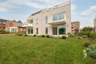 <p><span>Zeer mooi appartement met 3 slaapkamers (136 m²).</span></p><p><span>De inkom situeert zich op de eerste verdieping in het gebouw, op het tuinniveau achteraan. </span></p><p><span>Op dit niveau beschikt het appartement over een inkomhal met gastentoilet, een mooie leefruimte met open keuken (35 m²) en directe toegang tot de tuin en terras. </span></p><p><span>Tevens kan je op dit niveau een aangename masterbedroom met ensuite badkamer terugvinden. </span></p><p><span>Een trap leidt ons naar de verdieping gelijk met het straatniveau. Hier bevinden zich nog 2 slaapkamers, afzonderlijk toilet, 2e badkamer en een grote berging.</span></p><p><span>Bij dit appartement zijn 2 staanplaatsen voorzien.</span></p><p><span> </span></p><p><span>Nieuwbouwverkoop onder BTW-stelsel (6% BTW mogelijk). Direct beschikbaar.a</span></p><p><span> </span></p><p><span>Interesse? Contacteer ons via 016 15 31 15 of <span>info@immolivit.be</span></span><span> </span></p><p><span> </span></p><p><span> </span></p>