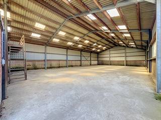 Veelzijdig atelier met bureauruimte en open loods op strategische locatie<br />Op zoek naar de ideale werk- en stockageruimte voor jouw onderneming? Dit functionele atelier combineert uitstekende faciliteiten met een praktische indeling:<br />Aparte bureauruimte (25 m² + verdieping): Ideaal als administratieve ruimte, ontvangstruimte of opslag op de bovenverdieping met sanitair.<br />Afgesloten werkruimte (250 m²): Uitgerust met een geïsoleerd dak, drijfkracht en vaste persluchtleidingen — volledig klaar voor ambachtelijke activiteiten of productie.<br />Open loods: Perfect geschikt voor het overdekt stallen van voertuigen, machines of het stockeren van materialen.<br />Benieuwd naar de mogelijkheden voor jouw bedrijf? Neem gerust contact op met Laurens via laurens@solvas.be of 0498/04 56 21 voor meer info of een bezoek.