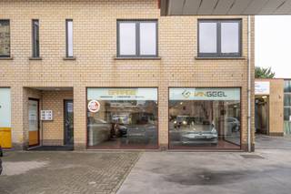 Gelegen in Braken - Wuustwezel, nabij de Nederlandse grens en op de as Antwerpen - Zundert. In de directe omgeving zijn kleinhandelszaken,...