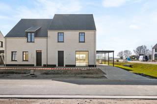 <p>Aankoop aan 6% BTW* op de constructie mogelijk! <br />(* onder voorwaarden)<br /><br />Deze nieuwe verkaveling vlakbij de Groene 62 is ideaal voor wie landelijk wil wonen, maar toch vlakbij het centrum van Gistel.<br />De op maat gebouwde woningen zorgen voor een stijlvolle, maar vooral tijdloze uitstraling in een rustige omgeving. <br />De combinatie van verschillende type woningen zorgt voor een speelse toets in de architectuur. <br /><br />Alle woningen beschikken over een inkom met een gastentoilet en nis voor een vestiaire.<br />Er is mooie leefruimte met open, geïnstalleerde keuken met aanpalend een ruime berging/wasplaats..<br />Alle huizen hebben minstens drie volwaardige slaapkamer, sommige zijn uitbreidbaar tot vijf.<br />Elke woning beschikt over een badkamer met inloopdouche en aansluitingen voor een ligbad.<br />Zowel het gelijkvloers als de eerste verdieping is voorzien van vloerverwarming en elke kamer en badkamer hebben een eigen thermostaat.<br />De landelijke types beschikken eveneens over een zolder, en sommige hebben reeds een vaste trap naar de zolderverdieping.<br /><br />De woningen zijn standaard voorzien van een aluminium carport, voorzien van een laadpunt (wallbox niet inbegrepen) of een inpandige garage.<br /><br />Wens je meer informatie over deze mooie, duurzame verkaveling?</p>
<p>Neem dan contact op met Kris via mail naar kris.bauwens@huisid.immo of bel 059 / 508 555</p>