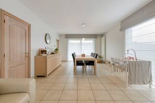 Welkom in deze verzorgde woning gelegen in een rustige, doodlopende straat in de Menenpoortstraat 37 te Roeselare. Deze woning combineert ruimte, comfort en tal van praktische voorzieningen, ideaal voor gezinnen of wie op zoek is naar rustig wonen met alle comfort. Indeling van de woning:Inkomhal- Lichtrijke leefruimte met zithoek en eethoek- Volledig uitgeruste keuken met hoogwaardige toestellen- Wasruimte (met extra voorziening in garage)- Garage met sectionale poort en ingemaakte kasten- Koele berging- 3 volwaardige slaapkamers waarvan 2 met ingemaakte kasten- Bureauruimte met ingemaakte kasten- Badkamer- Ruime zolder (geschikt als hobbyruimte)Buitenruimte:- Zuidgeoriënteerde tuin- Tuinhuis met overdekt terras- Carport met geautomatiseerde poort (geschikt voor mobilhome)Extra troeven:- 8 zonnepanelen (2,6 kW – geplaatst in augustus 2020)- 2 regenwaterputten van elk 7.000 liter (met overloop)- Overal rolluiken (deels elektrisch) en vliegenramen in alle slaapkamers- Elektrische ventilatie in de eethoek- Binnen- en buitenalarm + extra anti-inbraaksloten- Veel stopcontacten doorheen de woning- Aparte elektriciteitskast in tuin (ideaal voor jacuzzi)- Inbouwkasten in meerdere ruimtes- Wandelafstand van het centrum Bent u ook op zoek naar een uiterst kwalitatief huis met een zee aan ruimte en een uitstekende ligging te Roeselare? Neem dan vandaag nog met de dossierverantwoordelijke Jeroen Taillieu op het nummer 0493 25 14 33 of via jeroen.taillieu@dewaele.comBestuursmaatregelen in het maatregelenregister: in aanvraag