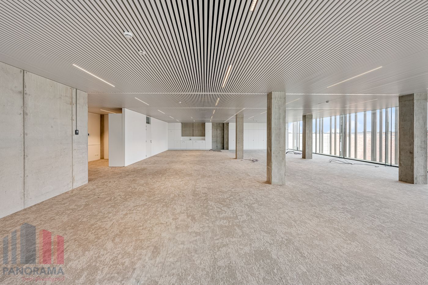 309 m² HIGH-END KANTOREN OP TOPLOCATIE LANGS DE E40 TE OOSTKAMP - photo 1