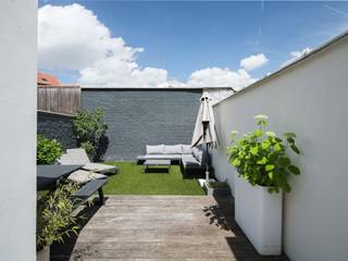 <strong>Karaktervolle woning met 4 slaapkamers en zonnige stadstuin op een boogscheut van het centrum van Gent.</strong><br /><br /><em>Meer informatie? Mail naar info@carloeggermont.be</em><br /><br />Deze charmante burgerwoning bevindt zich nabij het populaire <strong>DOK NOORD</strong>, op wandelafstand van het <strong>Kapitein Zeppospark</strong> en op korte fietsafstand van het historische stadscentrum. Dankzij de voortdurende ontwikkeling van de buurt geniet deze locatie van een sterk stijgende aantrekkingskracht.<br /><br />De woning werd in <strong>2019 grondig en kwalitatief gerenoveerd</strong>, met bijzondere aandacht voor energiezuinigheid, esthetiek en een praktische indeling. Dit resulteert in een gunstige <strong>EPC-score B (147 kWh/m²/jaar)</strong>, mede dankzij onder meer zonnepanelen en geïsoleerde achtergevels.<br /><br />Via de inkomhal met <strong>authentieke</strong> <strong>trap</strong> betreden we de <strong>gezellige</strong> <strong>leefruimte</strong> aan de voorzijde, waar originele elementen zoals de schouw voor extra charme zorgen. Aansluitend bevindt zich een <strong>ruime</strong> <strong>eetplaats</strong> met directe toegang tot de <strong>aangename</strong> en <strong>zonnige</strong> <strong>stadstuin</strong>.<br /><br />Achteraan, in de uitbouw, vinden we een <strong>ruime</strong> <strong>keuken</strong> met aansluitende <strong>berging</strong>/<strong>wasplaats</strong>, een apart <strong>gastentoilet</strong> en toegang tot de <strong>kelder</strong>.<br /><br />Op de <strong>eerste</strong> <strong>verdieping</strong> bevindt zich de ruime <strong>master</strong> <strong>bedroom</strong>, uitgerust met <strong>maatwerkkasten</strong> en een rechtstreekse verbinding naar de <strong>badkamer</strong>. Deze beschikt over een inloopdouche, ligbad, dubbele wastafel en toilet.<br /><br />De tweede verdieping telt nog <strong>twee volwaardige slaapkamers</strong>.<br /><br />Op de <strong>bovenste</strong> <strong>verdieping</strong> bevindt zich een grote open ruimte die momenteel dienstdoet als polyvalente kamer, maar perfect kan worden ingericht als <strong>vierde slaapkamer</strong>, <strong>hobbyruimte</strong> of <strong>thuisbureau</strong>.<br /><br /><strong>Troeven</strong>
<ul>
<li><span>4 slaapkamers </span></li>
<li><span>Zonnige stadstuin </span></li>
<li><span>Kwalitatieve renovatie (2019) </span></li>
<li><span>EPC B – 147 kWh/m²/jaar </span></li>
<li><span>Zonnepanelen aanwezig </span></li>
<li><span>Instapklaar </span></li>
<li><span>…</span></li>
</ul>
<strong>Een ideale woning voor wie zoek is naar een ruime, instapklare en karaktervolle woning met stadstuin nabij het centrum van Gent.</strong><br /><br />