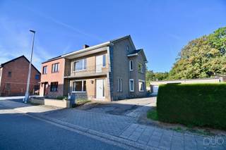<p>Deze charmante halfopen bebouwing, is gelegen aan de Schoorbroekstraat in het rustige Velm. Met een perceel van maar liefst 9a53ca en een bewoonbare opperlvakte van meer dan 170m<sup>2</sup> biedt dit huis een zee van ruimte en mogelijkheden. De woning werd gebouwd in 1962, heeft zijn karakter behouden en biedt u tal van opties om het verdere interieur naar eigen smaak te renoveren.<br /><br />We betreden de woning via de ruime uitnodigende inkomhal met open trap richting de kelder en de eerste verdieping. Het gelijkvloers is voorzien van een grote leefruimte met zithoek en eetkamer, tevens een keuken met uitzicht op de tuin, een achterinkomhal, een grote berging/bijkeuken en een ruime wasplaats. <br /><br />Op de eerste verdieping vinden we drie grote slaapkamers, en een badkamer met douche en lavabo. De uitschuifbare trap in de nachthal, geeft ons toegang tot de zolder (56m<sup>2</sup>). Deze kan mits het plaatsen van een vaste trap, voor extra uitbreidingsmogelijkheden zorgen.<br /><br />Buitenshuis vinden we een grote garage en een aparte vergunde stockageruimte van maar liefst 100m<sup>2</sup>. De grote zijdelingse tuin langs het huis biedt ruimte voor buitenplezier en eventuele tuininrichting, en nodigt uit tot het creëren van uw persoonlijke buitenparadijs of kan zorgen voor andere bouwplannen. Dit is de plek waar u uw woonwensen kunt realiseren en samen met uw gezin kunt genieten van een fijne, rustige omgeving.<br /><br />Wenst u een bezoek? Aarzel niet en bel ons snel op 011 70 70 19.</p>