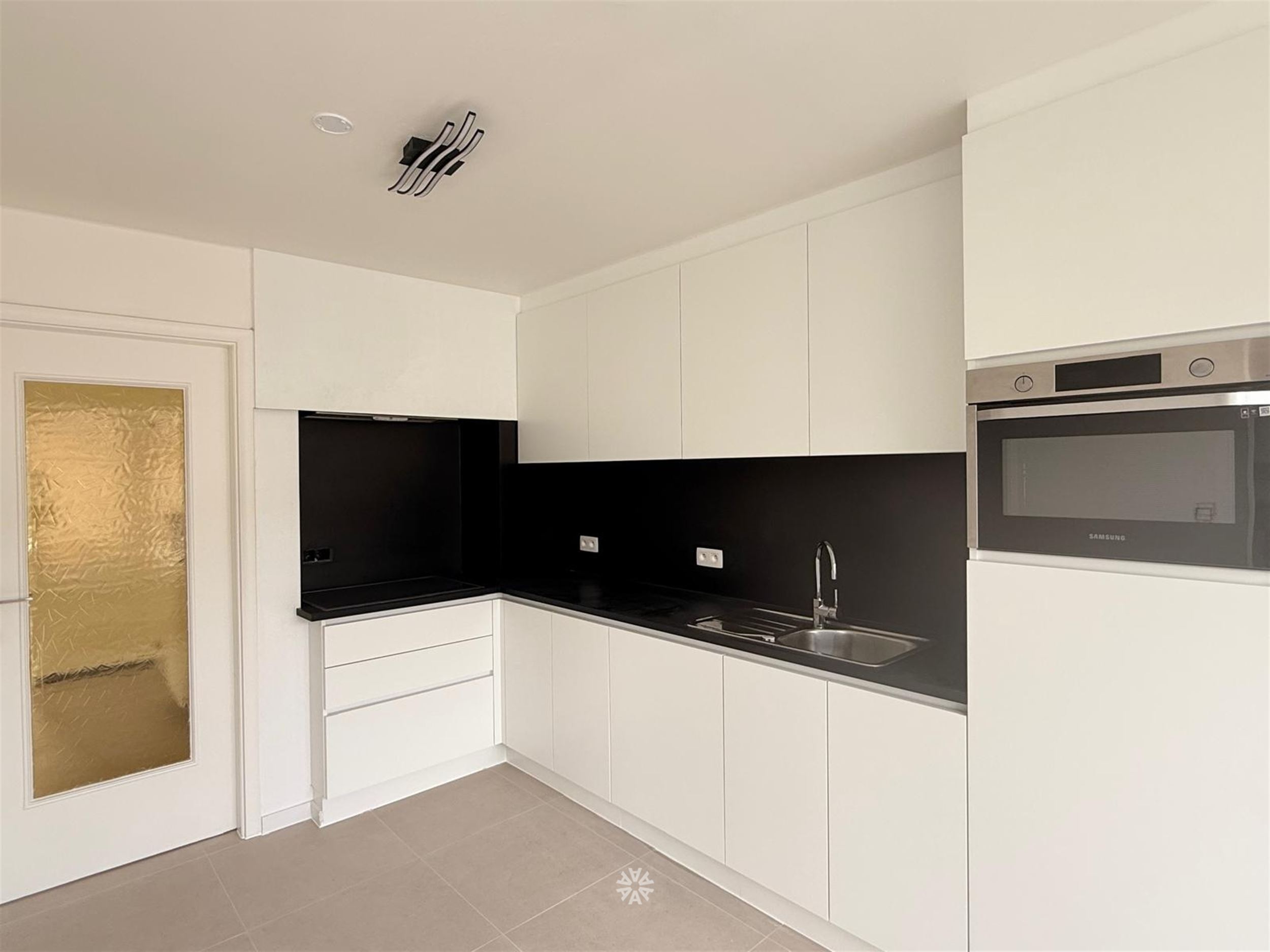Gerenoveerd appartement met 2 slaapkamers en terras - foto 5