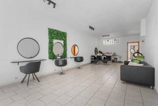Ben je op zoek naar een unieke combinatie van wonen en werken in het hart van Ninove? Dankzij de uitstekende zichtbaarheid, centrale ligging én...