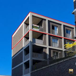 <p><span>Uitzonderlijke penthouse op toplocatie in het centrum van Genk </span><span><br /><br /></span><span>Bent u op zoek naar een uitzonderlijk appartement met standing, gelegen op een toplocatie? <br />Dit prachtig afgewerkte dakappartement in het centrum van Genk combineert ruimte, luxe en <br />een overvloed aan natuurlijk licht, en biedt een unieke woonervaring.<br /><br />Bij het betreden van het appartement komt u terecht in een zeer ruime en lichtrijke leefruimte, <br />waar grote raampartijen zorgen voor een open gevoel en een aangename connectie met de <br />buitenomgeving. Dankzij de royale oppervlakte met extra hoge plafonds is er meer dan <br />voldoende plaats voor een gezellige zithoek en een ruime eetplaats. <br /><br />De moderne keuken is volledig uitgerust met kwalitatieve toestellen en afgewerkt met duurzame <br />materialen. Ideaal voor wie graag kookt en geniet van comfort en functionaliteit. <br /><br />Het penthouse beschikt over drie volwaardige slaapkamers, elk met voldoende ruimte en lichtinval, <br />perfect als hoofdslaapkamer, kinderkamer of bureau.<br />De badkamer is stijlvol ingericht en voorzien van een comfortabele douche. <br />Daarnaast is er een berging aanwezig, handig voor extra opslag en huishoudelijke toestellen. <br /><br />Voor extra comfort is het appartement uitgerust met airconditioning, wat zorgt voor een aangenaam <br />binnenklimaat, zowel in de zomer als in de winter.<br /><br />Belangrijkste troeven op een rij:</span></p><ul><li><span>Luxueus penthouse met hoogwaardige afwerking</span></li><li><span>3 ruime slaapkamers</span></li><li><span>Grote, lichtrijke leefruimte met grote raampartijen</span></li><li><span>Volledig geïnstalleerde keuken met toestellen</span></li><li><span>Moderne douchekamer</span></li><li><span>Praktische berging</span></li><li><span>Airconditioning aanwezig</span></li><li><span>Verwarming op gas en/of elektrisch (warmtepomp)</span></li><li><span>Centrale ligging in Genk aan het Stadsplein</span></li></ul><p><span><br />Extra pluspunt:<br />Mogelijkheid tot aankoop of huren van twee autostaanplaatsen in de afgesloten met camera bewaakte <br />bewonersparking voor extra comfort en gemoedsrust. <br />Gelegen in het centrum van Genk, op wandelafstand van winkels, restaurants, openbaar vervoer en <br />andere voorzieningen. Dit penthouse is ideaal voor wie comfortabel en stijlvol wil wonen op een <br />centrale locatie. <br /><br /></span><span>Wenst U meer informatie over deze penthouse of een bezichtiging?<br />Contacteer ons via 012 26 22 05 of info@hetimmohuis.be. </span></p>