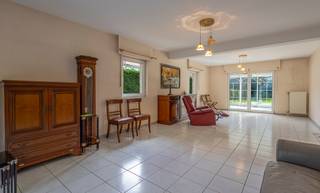 <p>In een rustige, residentiële wijk van Dilbeek, gelegen in een doodlopende straat, bevindt zich deze vrijstaande villa op een mooi perceel van 13a 29ca. De woning geniet van een aangename ligging en beschikt over een tuin met veel privacy. Een ideale plek voor wie op zoek is naar rust, ruimte en een fijne woonomgeving.</p><p>Bij het betreden van de woning komt u in de inkomhal met gastentoilet, die toegang biedt tot de lichtrijke leefruimte. Dankzij de grote raampartijen geniet deze ruimte van een overvloed aan natuurlijk licht en een aangenaam zicht op de groene omgeving. Aansluitend bevindt zich de ingerichte keuken met praktische bergplaats. De mooie veranda vormt een extra troef en laat u het hele jaar door genieten van het zicht op de tuin, in elk seizoen.<br />Het gelijkvloers beschikt verder over een slaapkamer, een douchekamer en een ruime garage met plaats voor één wagen.<br />Op de verdieping bevinden zich drie slaapkamers en een badkamer met ligbad. <br />Ook is er een stockagezolder aanwezig. </p><p>Buiten heeft deze woning heel wat te bieden. De zuidgerichte tuin is de ideale plek om in alle rust van het buitenleven te genieten. Het ruime perceel biedt volop mogelijkheden om te ontspannen, te tuinieren of gezellig samen te zijn met familie en vrienden. Je geniet er van een groene omgeving en de nodige privacy. Bovendien is het volledige perceel omheind.</p><p>Deze villa combineert een rustige en groene ligging met een praktische indeling en mooie mogelijkheden om de woning naar eigen smaak in te richten. Bovendien bevinden het station van Dilbeek, scholen en winkels zich in de nabijheid. </p><p><strong>Interesse in deze woning met ruimte, privacy en een zuidgerichte tuin? Plan uw bezoek eenvoudig in via de website van Living Stone.</strong></p>