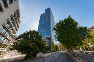 Hoogwaardige kantoorruimte van <strong>401m²</strong>  te huur in een toekomstgericht kantoorgebouw in Brussel.<br /><br />Gelegen op een absolute toplocatie, geniet deze site van een uitzonderlijke zichtbaarheid en een uitstekende bereikbaarheid via belangrijke verkeersassen. Dankzij de nabijheid van het openbaar vervoer zijn de stations Brussels-Luxembourg (10 min), Brussels-Central (15 min), Brussels-Midi (20 min) en Brussels-North (25 min) vlot bereikbaar.<br /><br />Dit kantoor combineert comfort, veiligheid en efficiëntie dankzij <strong>LED-verlichting</strong>, dubbele beglazing, toegangscontrole en een alarmsysteem, aangevuld met moderne vergaderfaciliteiten, lockers, douches, een stijlvolle vernieuwde lobbyreceptie en 9 liften. Bovendien beschikt het gebouw over een <strong>BREEAM In-Use Excellent-certificering</strong>, wat de focus op duurzaamheid, technologie en gebruikscomfort onderstreept.<br /><br />Gebruikers genieten bovendien van een uitgebreid aanbod aan faciliteiten, waaronder een fitnessruimte, de stijlvolle wine bar lounge L'Étiquette, Restaurant BON en een moderne coffee &amp; food zone.<br />Met in totaal<strong> 279 parkeerplaatsen</strong>, waarvan <strong>34 met laadpunten</strong>, en meer dan <strong>150 fietsparkeerplaatsen</strong>, is een optimale bereikbaarheid gegarandeerd.<br /><br />Contacteer<strong> PANORAMA B2B</strong> voor meer informatie of een vrijblijvend plaatsbezoek via <strong>0477 09 00 09</strong>.