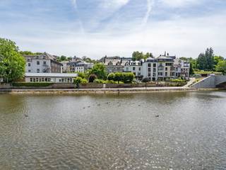 Immo By Julie stelt u met veel plezier dit prachtige, lichtrijke appartement voor, wordt gemeubileerd verkocht, ideaal gelegen in het hart van Bouillon, op een uitzonderlijke locatie langs de oevers van de Semois.
Dankzij de doorlopende indeling geniet u van een uniek uitzicht: vanuit de slaapkamer kijkt u uit op het beroemde middeleeuwse kasteel van Bouillon, terwijl de ruime woonkamer een prachtig vrij uitzicht biedt over de Semois.
Het appartement bevindt zich op de tweede verdieping van een kleinschalige residentie met lift en geniet van een bijzonder gegeerde ligging. Op slechts enkele stappen van de wandelkades en de gezellige restaurants langs de Semois kunt u volop genieten van de charmante sfeer van het historische centrum van Bouillon, met alle voorzieningen op wandelafstand.
Het appartement werd in 2025 smaakvol volledig gerenoveerd en bestaat uit een inkomhal, een ruime en lichtrijke leefruimte van 35 m², een ingerichte keuken met doorgeefluik, een moderne douchekamer en een comfortabele slaapkamer met ingebouwde dressing.
Of u nu op zoek bent naar een eerste eigen woning, een tweede verblijf of een interessante investering met verhuurpotentieel, dit appartement biedt een uitstekende opportuniteit dankzij zijn topligging en recente renovatie.
Voor meer informatie of een bezoek kunt u contact opnemen met Immo By Julie via 0498/49.77.56.