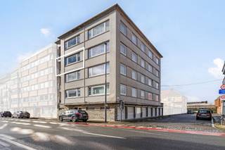 <span><span>Gelegen in de wijk Mariakerke op 600 m van het strand, dichtbij de duinen, de uitvalswegen van Oostende en een goede bereikbaarheid met het openbaar vervoer.<br /><br />Het gerenoveerde appartement is gelegen op de derde verdieping en is te bereiken met de lift of trap. In de hal krijg je toegang tot alle vertrekken van de woning. De zeer ruime woonkamer biedt genoeg ruimte voor een fijne zithoek en een grote eettafel. Via de eethoek krijg je toegang tot de keuken, met bergruimte. Het appartement beschikt over 2 slaapkamers. Een badkamer met inloopdouche en aansluiting voor wasmachine, plus een afzonderlijk toilet. Een balkon aan de voorzijde en achteraan een terras.<br /><br /><u>Bijzonderheden</u>:<br />· <strong>Renovatie volbracht, energielabel B</strong>;<br />· 106 m<sup>2</sup> woonoppervlakte;<br />· <strong>TOP-locatie, loopafstand van het strand</strong>;<br />· uitstekende bereikbaarheid, gratis parkeren in de omgeving;<br />· private berging en gemeenschappelijke fietsenstalling op gelijkvloers;<br />· <strong>balkon & terras</strong>.<br /><br />Ben je op zoek naar een ruim en goed gelegen appartement aan de kust? Maak snel een afspraak voor een bezichtiging! Contacteer ons op het nummer <strong>051 50 11 51</strong> of via <strong>diksmuide@diksimmo.be</strong>.</span></span>