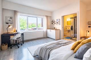 Vous recherchez une opportunité d'investissement ou un logement étudiant pour vos enfants qui font leurs études ? <br /><br />Emplacement idéal :<br />Situé au 70 Jan Delvinlaan, cet immeuble bénéficie d'un emplacement proche du centre de Gand. Les excellentes liaisons avec les transports en commun et la proximité des principaux campus en font un endroit idéal pour les étudiants. De plus, l'immeuble est situé dans un quartier avec un mobiscore de 9,3/10, les commerces sont à portée de main.<br /><br />Aménagement et équipements :<br />Le bâtiment a été entièrement rénové et comprend 36 logements étudiants<br />- Chambres avec ou sans sanitaires privés<br />- Studios<br />- Trois cuisines communes<br />- Espace de vie tendance pour se retrouver entre amis<br />- Jardin commun<br />- Grand local à vélos, idéal pour les étudiants<br />- Ascenseur<br /><br />Pourquoi investir dans ce bien ?<br />- Emplacement idéal : à quelques minutes à pied ou à vélo de plusieurs campus et du centre-ville<br />- Entièrement rénové<br />- Rendement locatif élevé : idéal comme investissement<br />- Espaces communs et privés : flexibilité pour différents groupes cibles<br />- Prêt à emménager : disponible pour la prochaine année universitaire<br />- Vente sous enregistrement<br /><br />Ce bien est parfait pour ceux qui recherchent un logement étudiant ou un investissement au cœur de Gand.<br /><br />Les surfaces utilisées sont des surfaces brutes.<br /><br />Les prix commencent à partir de 160 000 euros pour une chambre et 220 000 euros pour un studio.<br />Contactez Anthony pour plus d'informations au 0488 14 62 77