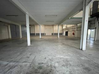 TE HUUR op Satenrozen, een magazijn van ca. 700m² met een kantoorruimte verdeeld over 2 verdiepingen van in totaal ca. 140m². Het magazijn is...