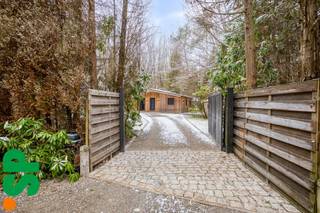 Instapklare chalet met 3 slaapkamers op zeer rustige locatie.<br /><br />Indeling: woonkamer, open ingerichte keuken, 3 slaapkamers en badkamer (lavabo - douche - wc). <br /><br />Deze chalet werd de voorbije 2j volledig gerenoveerd en is in perfecte staat van onderhoud. Zowel de muren als het dak zijn volledig geïsoleerd. Ook alle ramen werden vernieuwd. De binnenkant heeft een tijdloze Scandinavische look. De pelletkachel zorgt voor extra gezelligheid in de herfst en winter.<br /><br />Het ruime perceel van +/- 1.500m² is volledig omheind en is afgesloten met een toegangspoort. Ook is er een garage en een tuinhuis. De eigendom is zeer bosrijk gelegen en biedt 200% privacy en rust.<br /><br />Gelegen in recreatiegebied (geen domicilie mogelijk).<br /><br />EPC: 579 kWh / m².<br /><br />Nog vragen? Contacteer Immo SP op het nummer 014/59.10.20 of via info@immosp.be.<br /><br />Benieuwd naar de waarde van uw eigen woning? Vraag vrijblijvend een gratis schatting aan – wij helpen u graag verder!