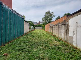 Ruime bouwgrond van 369m² voor gesloten bebouwing in het centrum van Kontich.<br /><br />Op zoek naar een centraal gelegen bouwgrond waarop u een ruime woning volledig naar eigen smaak kunt realiseren? Dan is dit perceel in de Ooststatiestraat te Kontich beslist een bezoek waard.<br /><br />Deze bouwgrond voor gesloten bebouwing heeft een perceeloppervlakte van 369 m² en een straatbreedte van 5,75 meter. Het perceel is momenteel onbebouwd en onmiddellijk beschikbaar (na akte) voor de realisatie van een nieuwbouwproject.<br /><br />De ligging combineert het comfort van wonen in het centrum met een uitstekende bereikbaarheid. Winkels, scholen, horeca, sportfaciliteiten en openbaar vervoer bevinden zich op korte afstand. Ook het station van Kontich-Lint en de belangrijkste verbindingswegen richting Antwerpen, Mechelen en Brussel zijn vlot bereikbaar.<br /><br />✓ Bouwgrond voor gesloten bebouwing<br /><br />✓ Perceeloppervlakte: 369 m²<br /><br />✓ Perceelbreedte: ca. 5,75 m<br /><br />✓ Centrale ligging in de Ooststatiestraat<br /><br />✓ Geschikt voor een ruime eengezinswoning<br /><br />✓ Nabij winkels, scholen, station en openbaar vervoer<br /><br />✓ Vlotte verbinding naar Antwerpen, Mechelen en Brussel