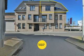 Ruim duplex appartement gelegen in het centrum van Oudenburg. Volledig instap klaar en ingericht met woonkamer met open keuken, inkom met trap...