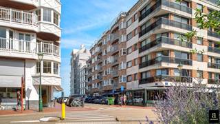 Mooi vakantieappartement uitstekend gelegen in het centrum van het Zoute, dit op enkele passen van het Driehoeksplein in een zijstraat van de...