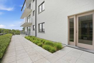 Wakker worden met de frisse zeelucht, genieten van een panoramisch uitzicht over de duinen en de Noordzee en alles binnen handbereik... Dit prachtige dakappartement in Oostduinkerke biedt een unieke combinatie van rust, licht en een uitzonderlijke ligging.<br /><br />Gelegen op de bovenste verdieping van een verzorgde residentie, geniet u hier elke dag van een overvloed aan natuurlijk licht en een indrukwekkend uitzicht. De ruime leefruimte vormt het hart van het appartement en sluit perfect aan op de volledig uitgeruste keuken. Dankzij de grote raampartijen vloeien binnen- en buitengevoel naadloos in elkaar over.<br /><br />Met een bewoonbare oppervlakte van 81 m² beschikt het appartement over twee volwaardige slaapkamers, een verzorgde badkamer en praktische bergruimte. De recent geïnstalleerde warmtepompen zorgen bovendien voor een aangenaam comfort in elk seizoen.<br /><br />De ligging is zonder twijfel een absolute troef. In een rustige, doodlopende straat, op wandelafstand van het strand, de duinen, winkels en gezellige horecazaken, geniet u van het beste wat Oostduinkerke te bieden heeft. Of u nu op zoek bent naar een vaste woonst, een stijlvol tweede verblijf of een waardevaste investering aan zee, dit appartement biedt alle ingrediënten voor zorgeloos kustleven.<br /><br />