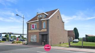 Karakteristieke hoeve met panoramisch zicht aan de achterzijde van perceel!<br /><br />Welkom in deze bijzondere woning met stallingen en een knusse binnenplaats op een perceel van maar liefst 1.594 m². Deze grotendeels gerenoveerde hoeve ligt in Veldwezelt, op een steenworp afstand van het bruisende Maastricht. Dankzij de gunstige ligging vind je hier alles wat je nodig hebt: scholen, bakker, supermarkt en openbaar vervoer bevinden zich op wandelafstand.<br /><br />Er is circa 255 m² woonplezier ingedeeld als volgt:<br /><br />De ruime inkomhal geeft uit op de leefruimte. Deze is ingedeeld in een knusse zithoek en eetkamer. Aansluitend bevindt zich een ingerichte keuken, voorzien van inbouwapparatuur en een gasfornuis met eethoek. Van hieruit heb je een open zicht op de binnenkoer. Verder bevindt zich op de benedenverdieping nog een ruime badkamer met dubbele lavabo, een douche met dubbele kraan en een ligbad. Naastgelegen aan de badkamer is een aparte gastentoilet. <br /><br />Op de eerste etage zijn er 3 aangename slaapkamers met een oppervlakte van 20 m², 17 m² en 14 m².<br /><br />Via een vaste trap bereik je de zolderverdieping: hier is er nog veel ruimte voor extra slaapkamers of hobbyruimte. De twee ruime dakramen bieden een uitzicht dat strijkt over het platteland richting het zuiden. <br /><br />Via de Omloopstraat kun je makkelijk de achterzijde van het perceel en de stallingen bereiken. <br /><br />Op zoek naar een leuke woning met veel ruimte en potentieel vlakbij Maastricht? 089 390 990 of quinten@immofair.be!