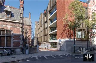 Moderne serviceflat met 2 slaapkamers, 2 badkamers en een ruim terras pal in het centrum van Hasselt TROEVEN:- 2 slaapkamers - 2 badkamers -...