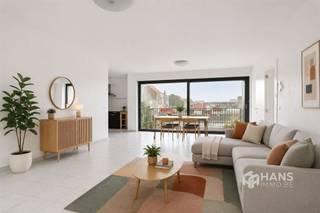 <p><span>Spacieux appartement (110 m²) avec 2 chambres et terrasse (12 m²) à Anvers (2020).</span></p><p><span>Vivre en face du centre commercial Den Tir, c'est profiter de magasins, de restaurants et de nombreuses commodités à proximité, combinés à une excellente accessibilité. Grâce à la proximité des transports en commun, du système de vélo-partage et d'importantes routes de liaison, vous pouvez vous déplacer sans effort vers et autour de la ville ici.</span></p><p><span>L'appartement est situé au deuxième étage d'un immeuble bien entretenu datant de 2012, dont le toit a été isolé de manière conforme. Les frais fixes sont d'environ €140/mois. De plus, l'électricité est conforme et les fenêtres en aluminium sont à double vitrage.</span></p><p><span>Avec une surface habitable de pas moins de 110 m², vous profiterez de beaucoup d'espace et de lumière. Dès l'entrée, vous trouverez un coin vestiaire pratique, des toilettes séparées et un débarras/buanderie pratique (3 m²).</span></p><p><span>L'espace de vie lumineux avec cuisine ouverte et entièrement équipée constitue le cœur de l'appartement et a une surface totale d'environ 50 m². Grâce aux grandes fenêtres à l'avant et à l'arrière, vous bénéficiez d'une agréable sensation d'ouverture et de beaucoup de lumière naturelle. Par une porte coulissante, vous accédez à la terrasse de 12 m² orientée sud-est, d'où vous pouvez profiter d'une vue dégagée sur les environs.</span></p><p><span>En outre, l'appartement dispose de deux chambres spacieuses de 10 m² et 15 m² et d'une salle de bains de 7 m² avec douche à l'italienne et lavabo.</span></p><p><span>Vous recherchez un appartement spacieux et prêt à l'emploi dans un emplacement central ? Ne manquez pas cette opportunité ! Surface habitable 110 m² – ref : surface brute de plancher. Pour plus d'informations ou une estimation gratuite, visitez </span><span><span>www.hansimmo.be</span></span></p><p><span> </span></p>