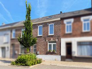 ENERGIEZUINIGE GEZINSWONING met 3 SLAAPKAMERS, APARTE GARAGE en TOEGANG ACHTERAAN, rustig gelegen in een VERKEERSLUWE STRAAT in Kluisbergen. De woning werd in 2011 VOLLEDIG GERENOVEERD en beschikt over een GUNSTIG EPC-LABEL B. De OPEN INDELING, grote ramen en koepels zorgen voor veel LICHTINVAL en een ruimtelijk gevoel. Op het gelijkvloers vindt u de leefruimte met ingerichte OPEN KEUKEN, berging/wasplaats en kelder. De verdiepingen omvatten 3 SLAAPKAMERS, waarvan één met dressing, een ingerichte badkamer en ingemaakte kasten. Buiten geniet u van een TERRAS en ONDERHOUDSVRIENDELIJKE TUIN. Grote troef is de APARTE GARAGE, vlot bereikbaar via de TOEGANG ACHTERAAN. Winkels, scholen en openbaar vervoer bevinden zich bovendien op WANDELAFSTAND. Een INSTAPKLARE, ENERGIEZUINIGE WONING met extra PARKEERGEMAK op een RUSTIGE LIGGING.<br /><br />Adres: Berchemstraat 92 te Kluisbergen<br /><br />EPC: 131kWh/m², G-score en P-score A, Bestuursmaatregelen in het maatregelenregister: neen.